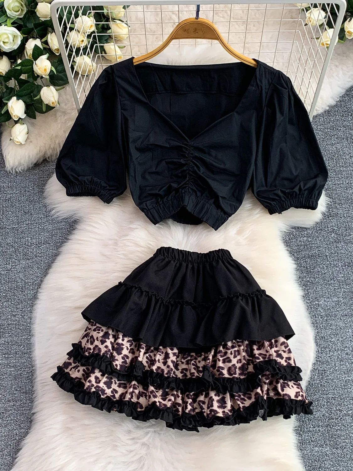 

Sexy Short Crop Top Bubble Sleeve Pleated V-neck Leopard Print Skirt Two-piece Set High Waist Flounce Hem Commute Style Casua...