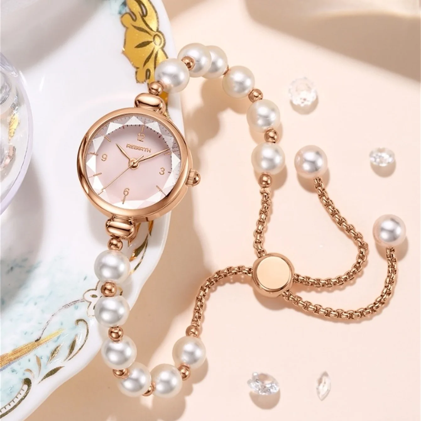 

Exquisite, Compact and High-Looking Pearl Bracelet Quartz Movement Watch