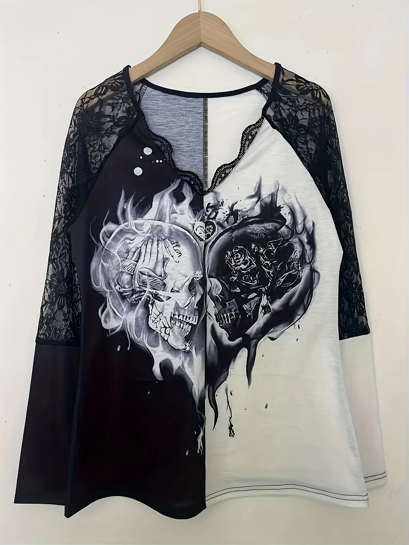 Plus Size Gothic Top, Women's Plus Colorblock Skull Print T-shirt Contrast Lace Raglan Sleeve V Neck Slight Stretch Tee