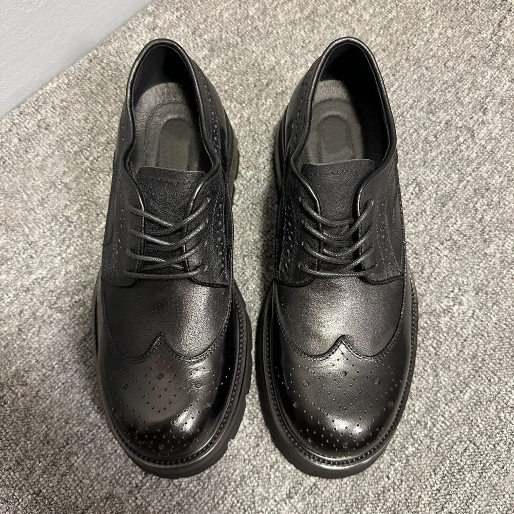 أحذية QHCCID الرجالية العصرية المصنوعة يدويًا من جلد البقر مع منحوتة عتيقة لزيادة الارتفاع أحذية رجالية