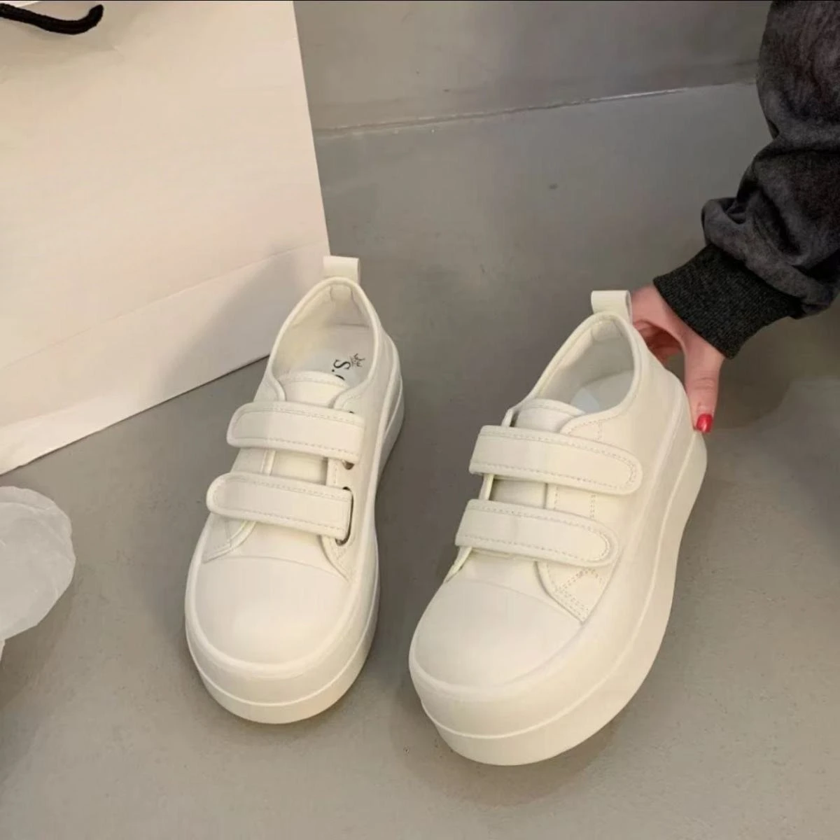 2026 Spring New Women Platform Sneakers Chunky Bread Shoes Velcro Strap White Casual Shoes Thick Sole Height Increasing