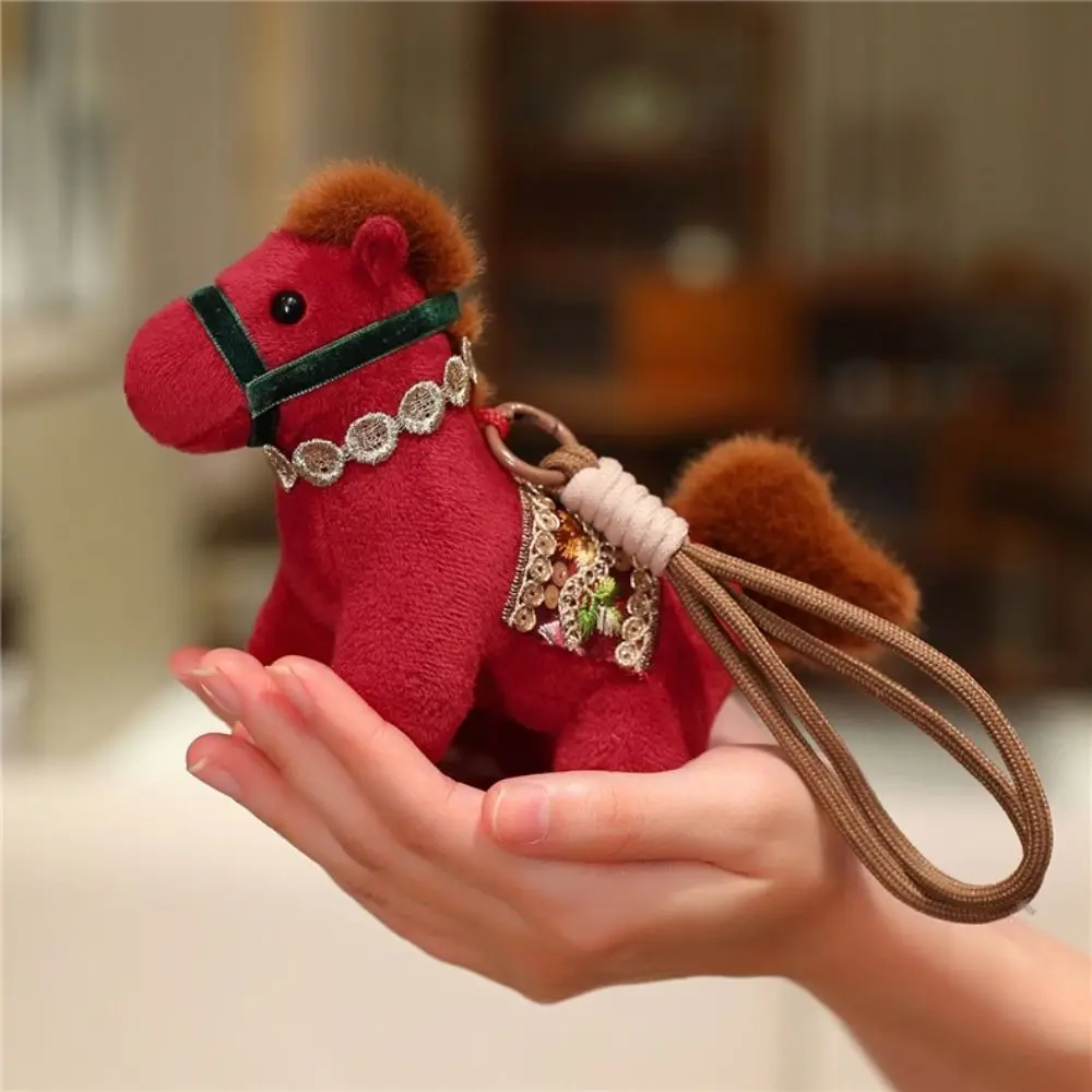 Uroczy breloczek z kucakiem 15 cm, kreatywny wisiorek z koniem, ozdoby do torebki, prezenty na Nowy Rok z koniem do zawieszenia.