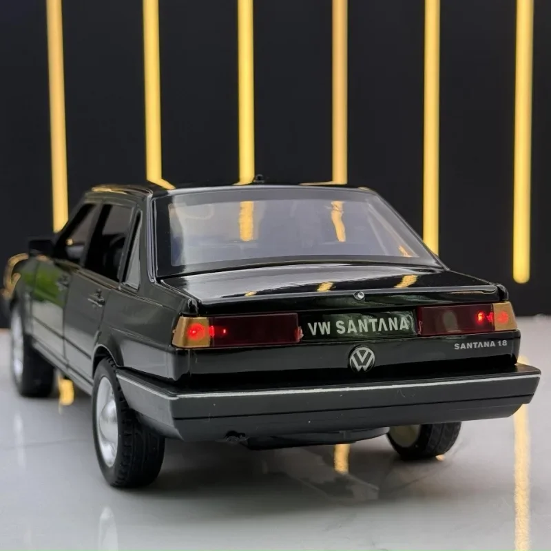 Simulation 1:24 Volkswagen Santana Retro Car Model with Sound and Light Pull Back Collectvie Diecast Toy Car Home Decoration