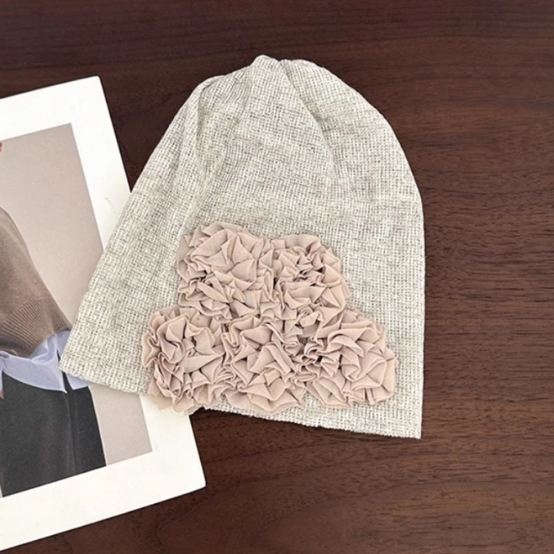 日本のニッチな花柄デザインのプルオーバーニットパイルハット、秋のストリートスタイル、万能で甘いルーズフィットのスカルビーニーキャップ（女性用）