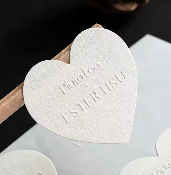 Aangepaste Textuur Papier Label Afdrukken Matte Stickers Speciale Zelfklevende Merk Logo Stickers Met Embossing