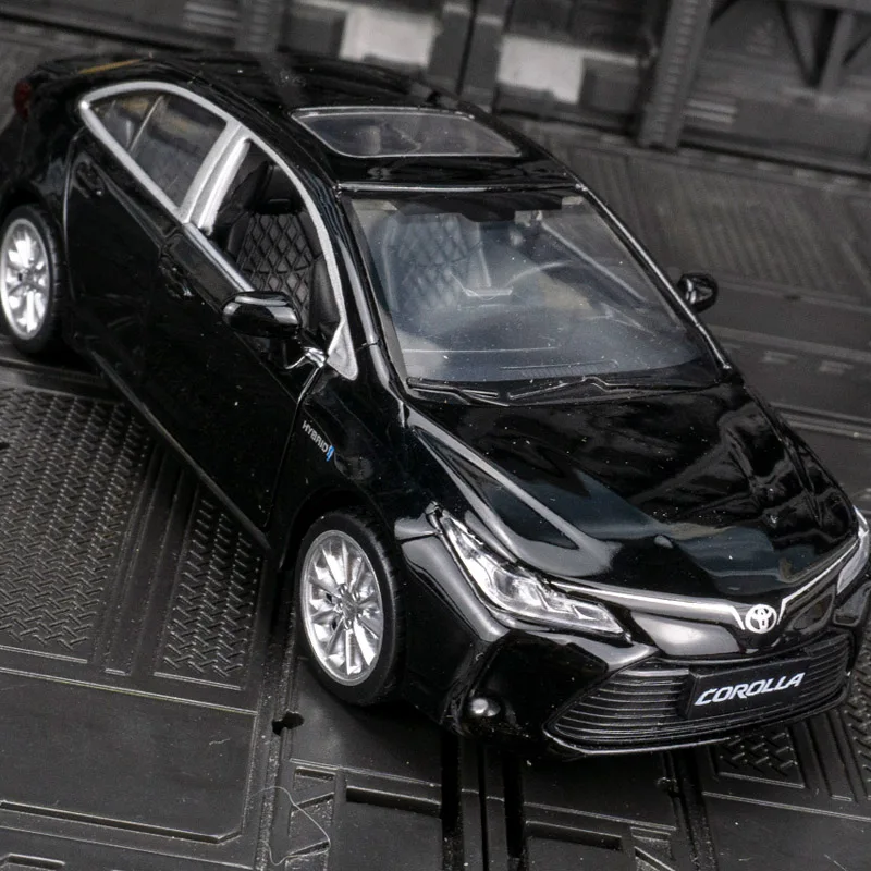 

1:33, имитация украшения модели автомобиля из сплава Toyota Corolla, распашные двери с двойной дверью, звуковой и световой игрушечный автомобиль, подарок на день рождения