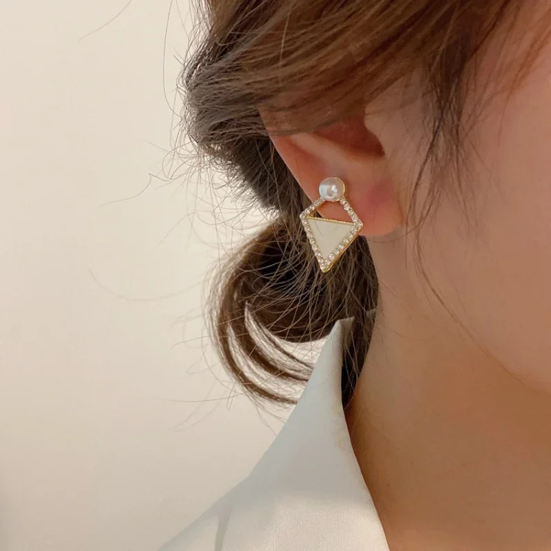 المعين كامل كريستال تقليد اللؤلؤ قرط الاذن المرصع للنساء هندسية الإناث الحلو المجوهرات بالجملة الزفاف هدية الكريسماس