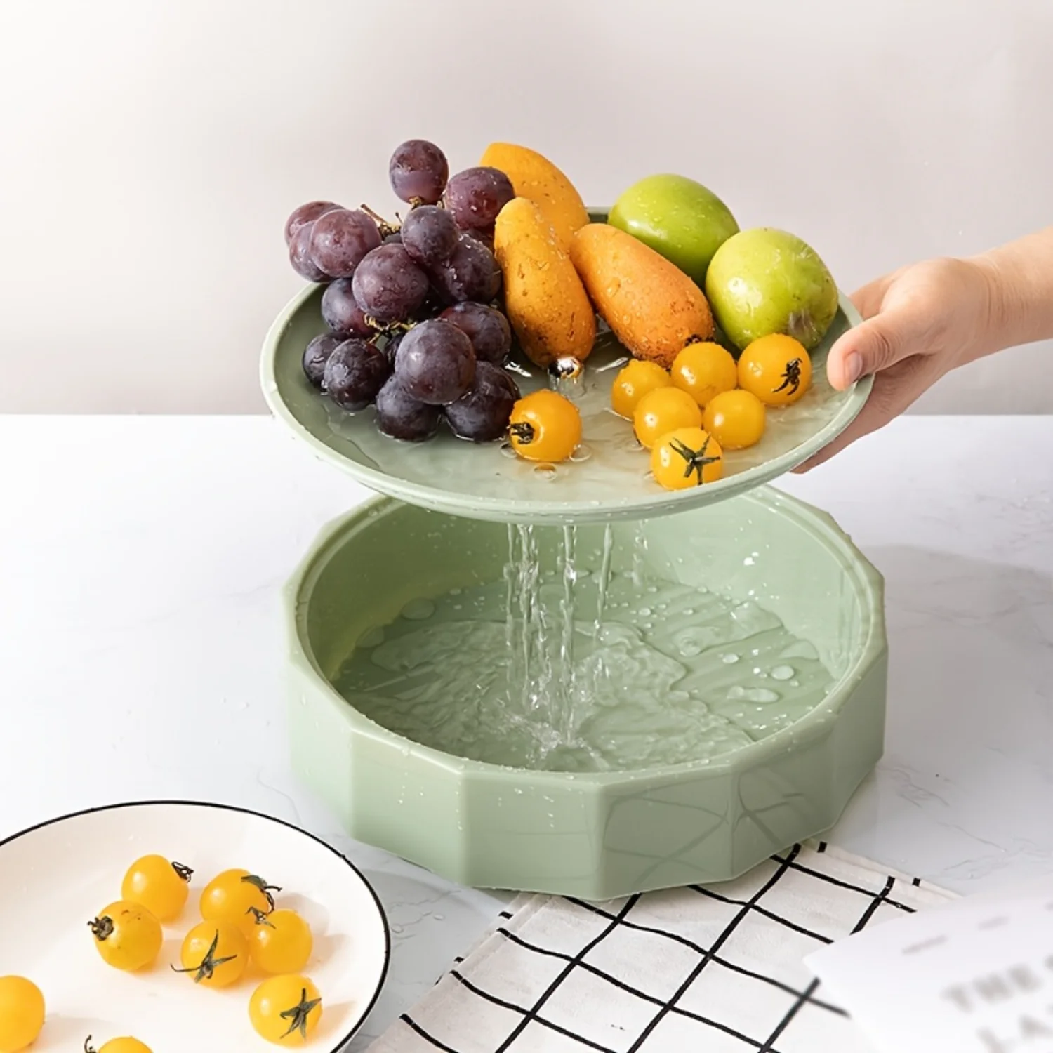 

Vegetable Filter Basket Snack Candy Tray with Lid - Food Storage Container Bowl with Mesh and Cover for Fruits Veggies Salad - 2