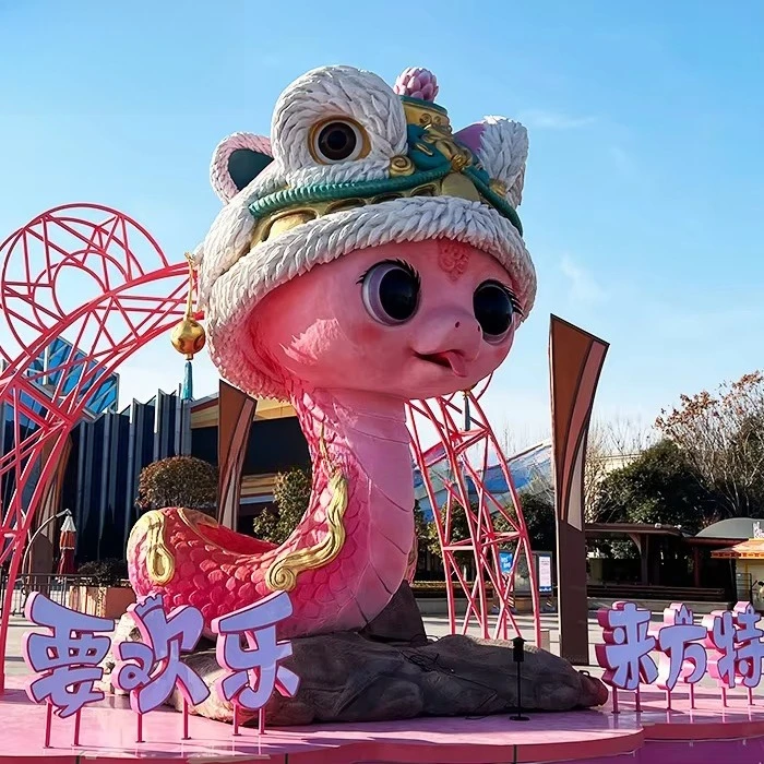 نموذج رسوم متحركة كبير على شكل ثعبان كرتوني داخلي للديكور العام