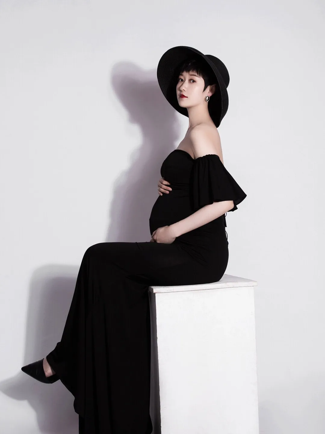 Black Vintage Baby Shower Dresses For Pregnant Women Ruffles Sleeveless Floor-length Photoshoot Dress Hat Maternity Prom Gowns