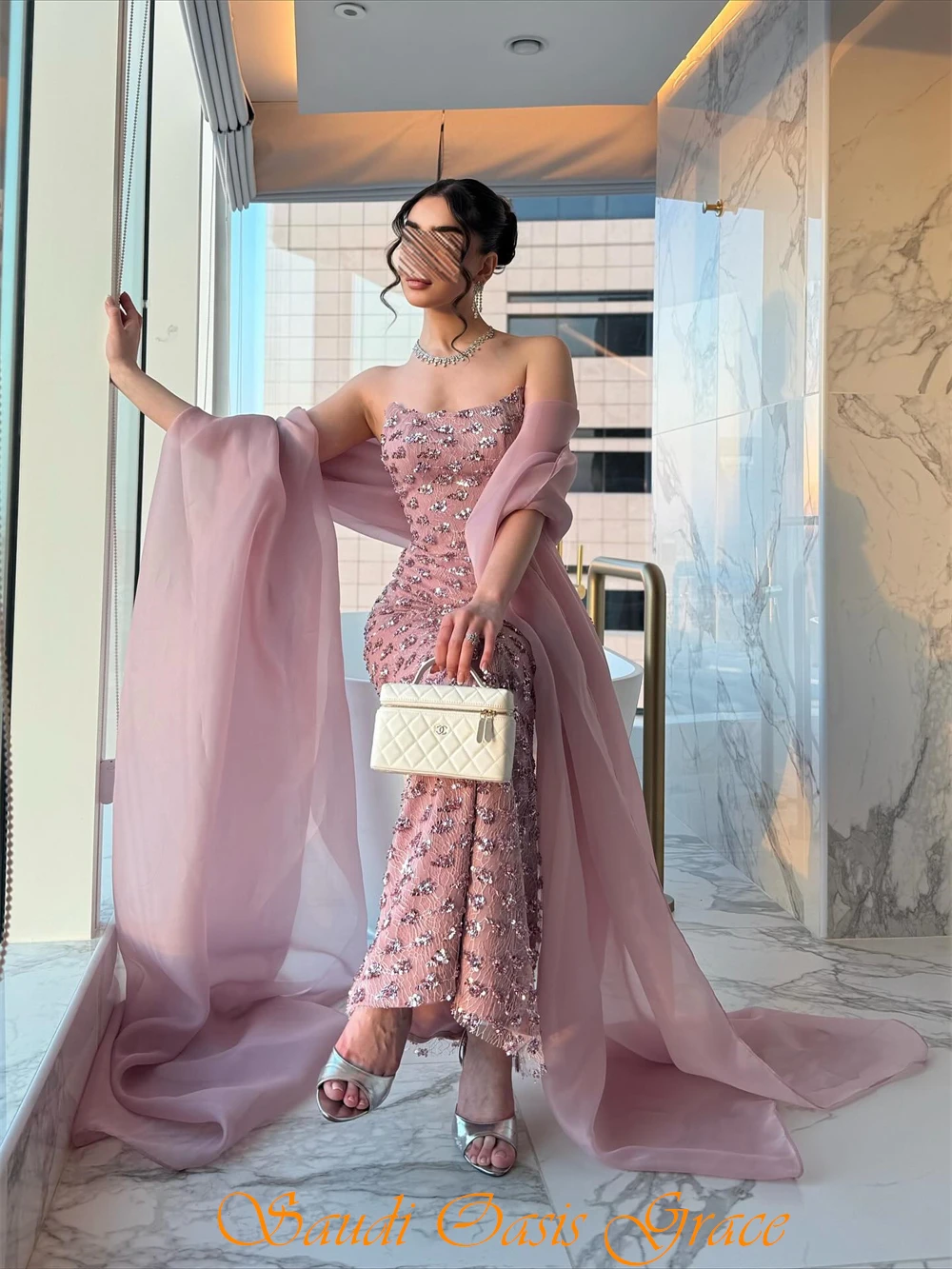 ชุดราตรีผ้าออร์แกนซ่าสีชมพูหรูหราแบบสั่งตัด ดีไซน์เรียบง่าย คอวี แขนกุด แบบเซเลบริตี้ ชุดค็อกเทลทรงตรงประดับเลื่อมสุดเซ็กซี่