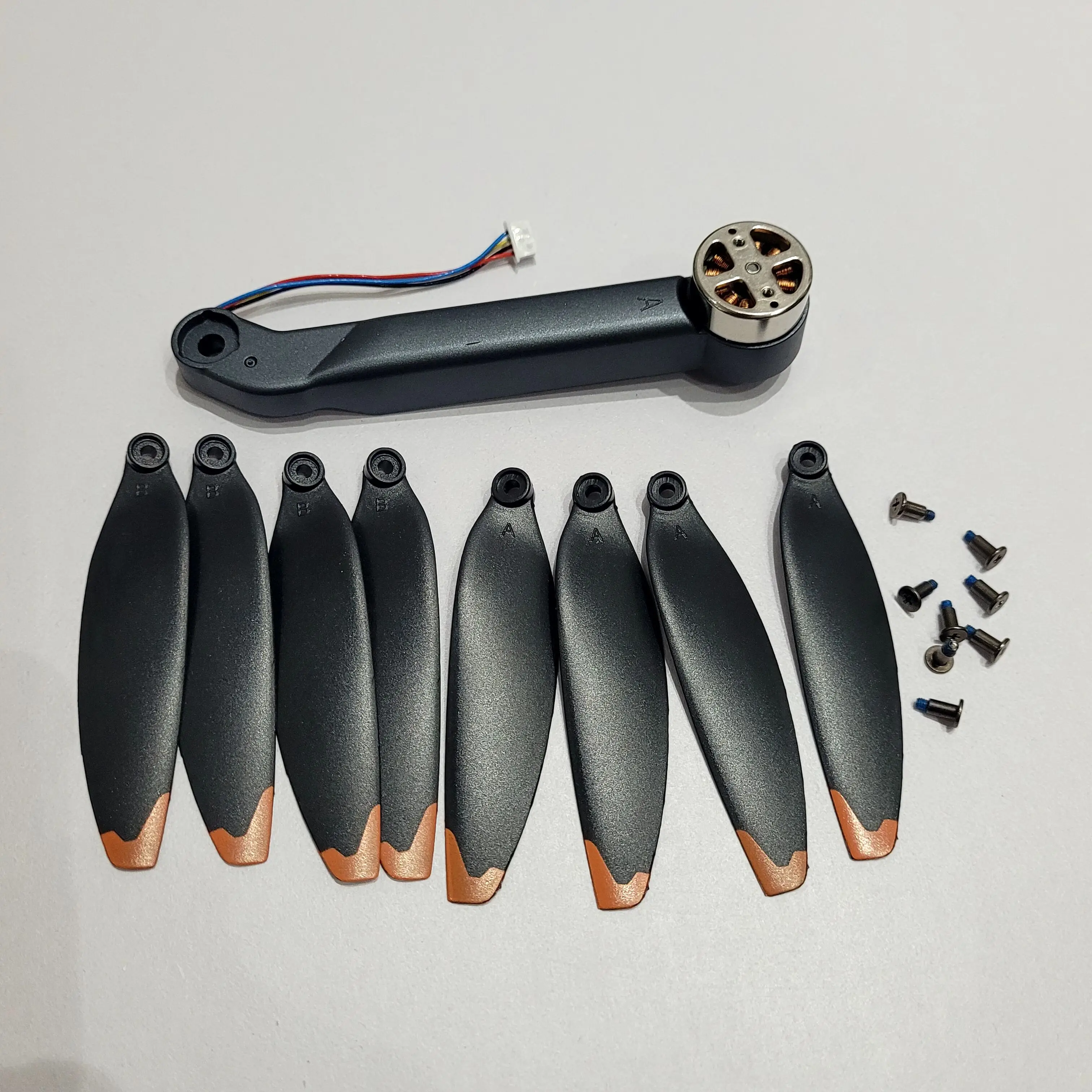 طائرة صغيرة بدون طيار K818MAX K818 MAX قطع غيار أصلية K818 ذراع المحرك مع محرك بدون فرش ذراع A/B الخلفي مع ملحقات جزء الشفرات