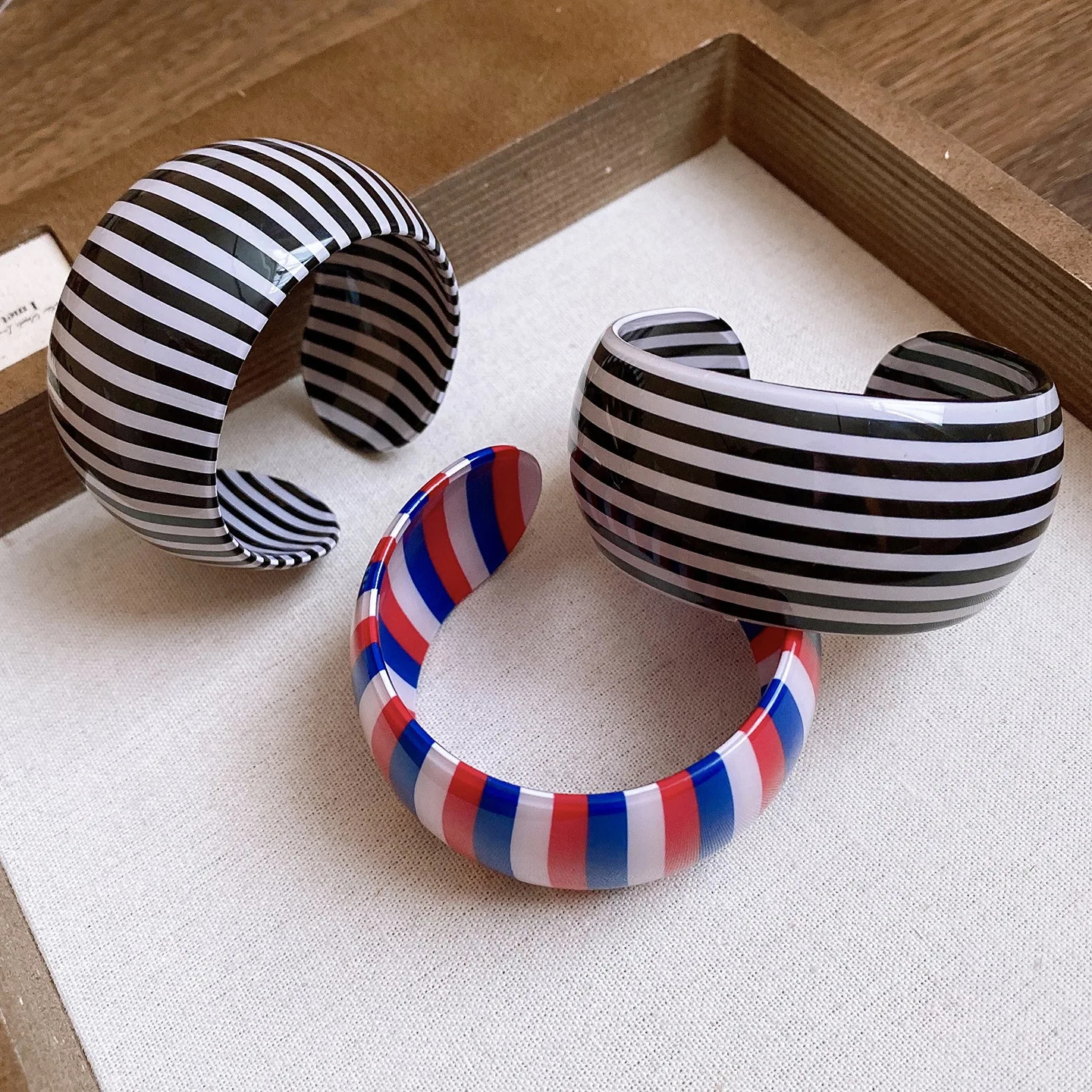 Kreatives Design, Acryl, gestreift, breite Öffnung, Armreifen für Damen, geometrisches Zebra-Muster, Manschettenarmband, einzigartiger Schmuck, Alltagskleidung, W