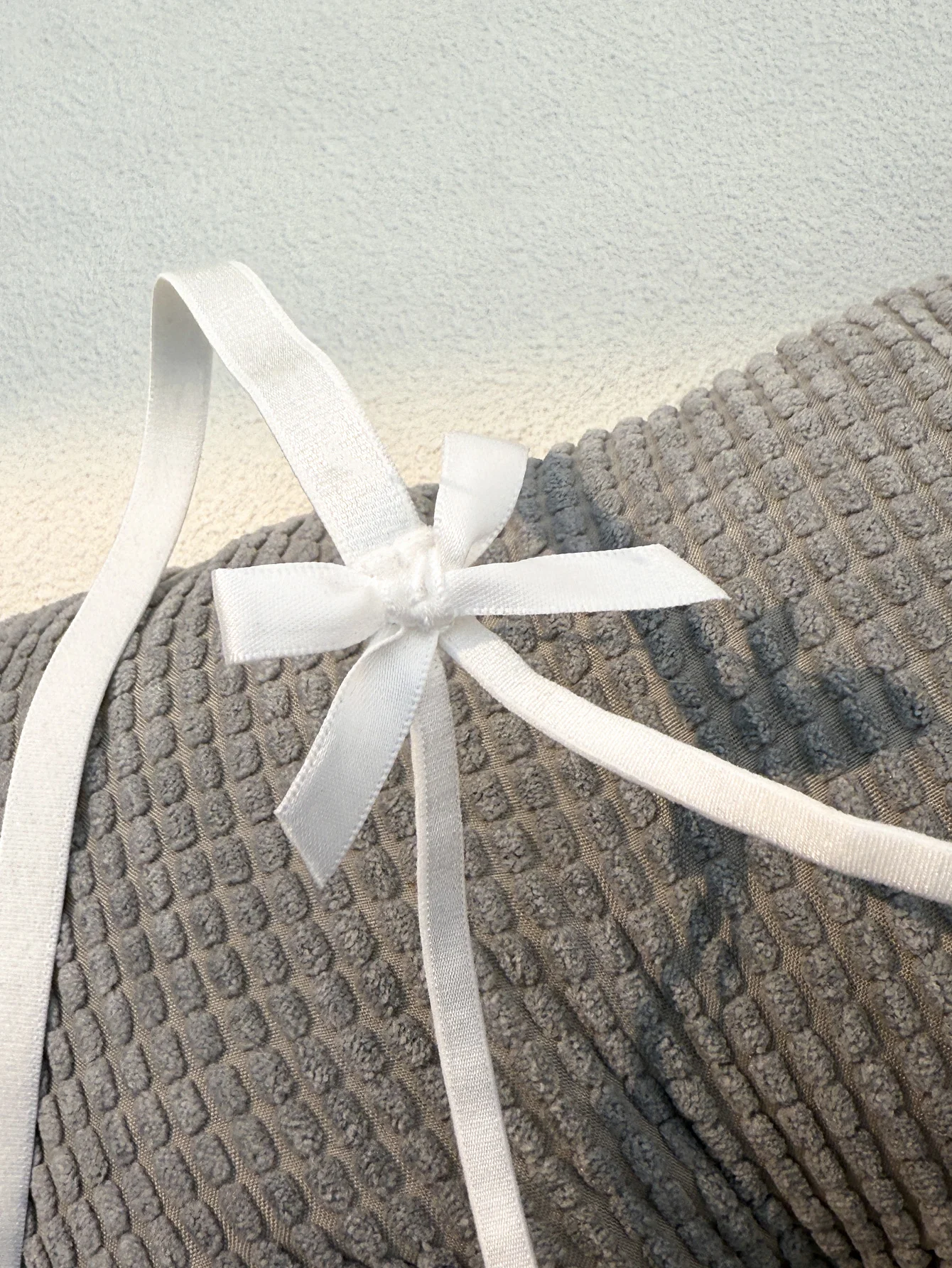 Ensemble de lingerie sexy blanche, une expérience de la vie intime quotidienne qui est pure et exudez