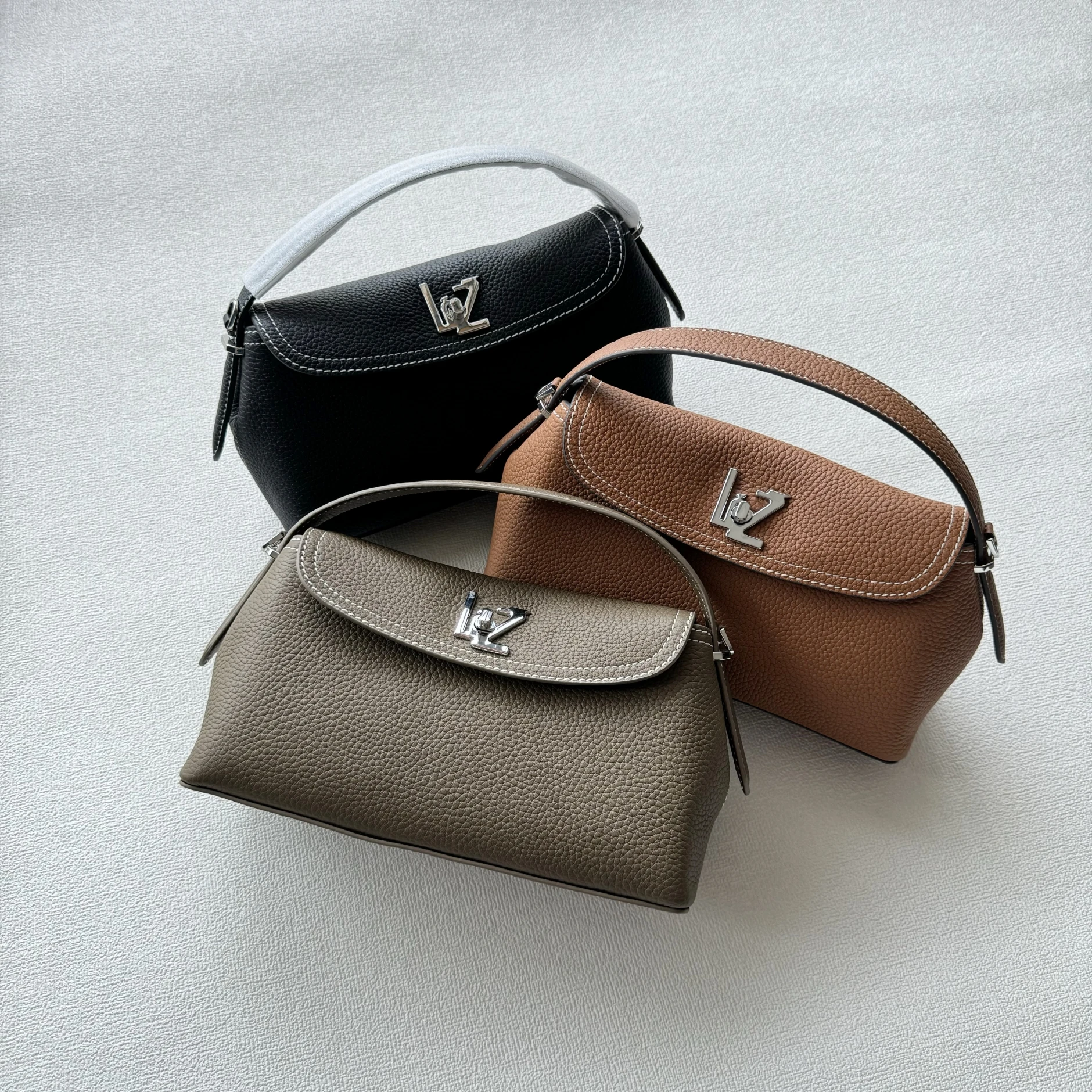 

Original Women's Lychee Grain Cowhide Simple Commuter Lock Shoulder Crossbody Handbag