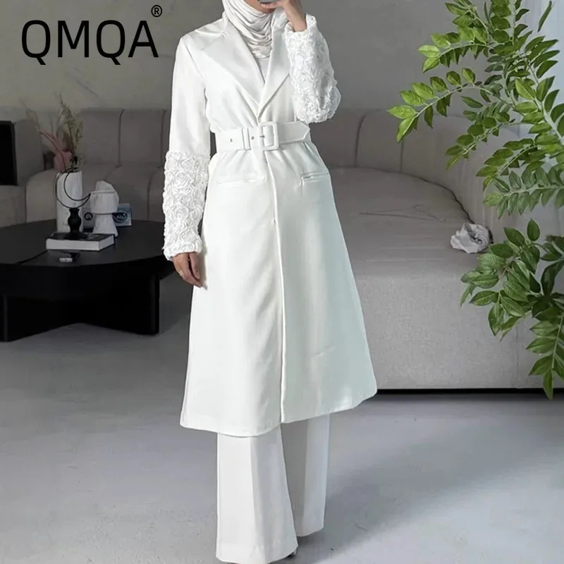

QMQA модный женский 3D цветочный дизайн, белый плащ, длинная ветровка со сборкой на талии, элегантные пальто, осень 2021, новинка QM615