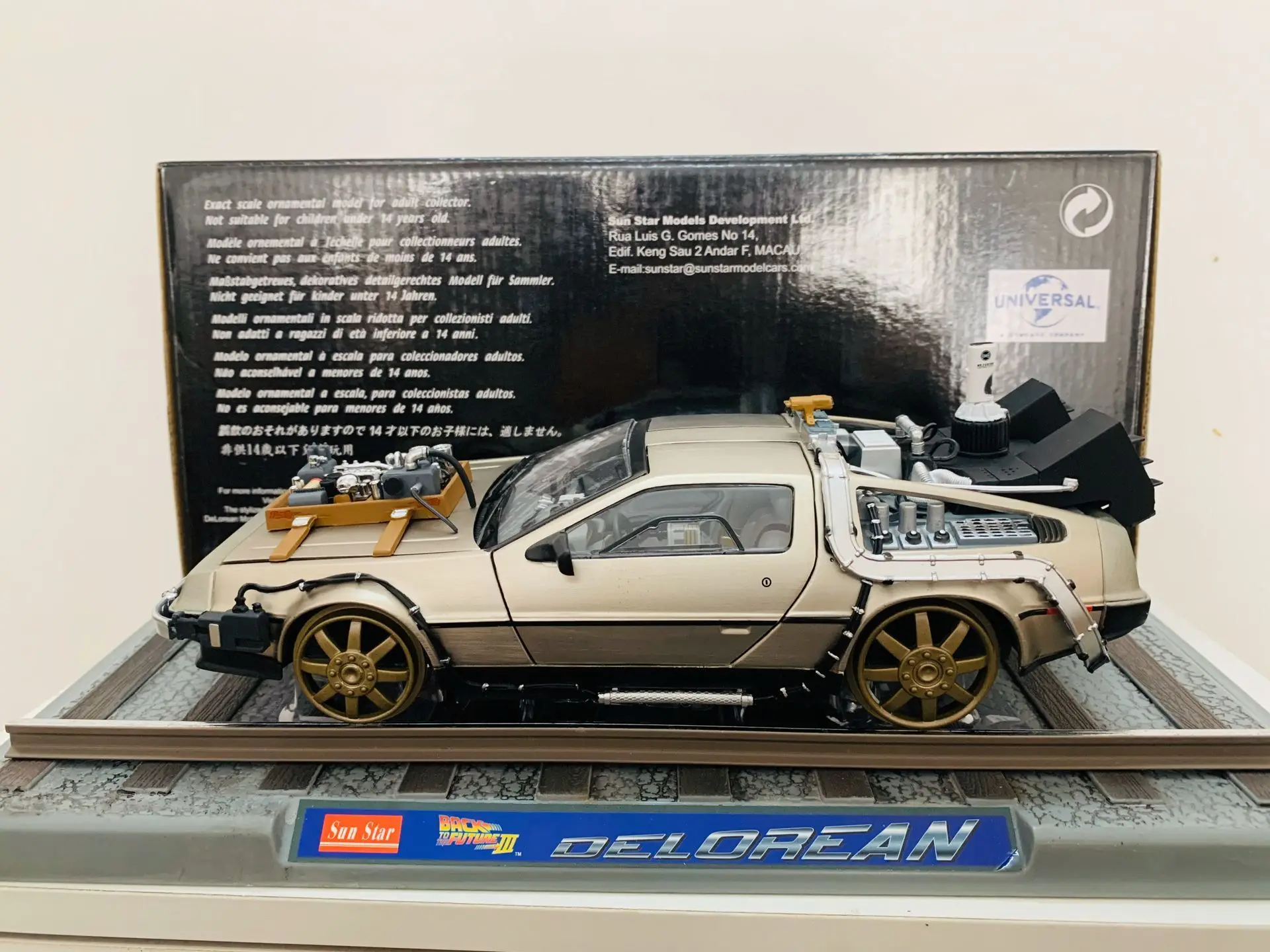 Delorean Back To The Future III Rail 1/18 Scale DieCast Model 2714