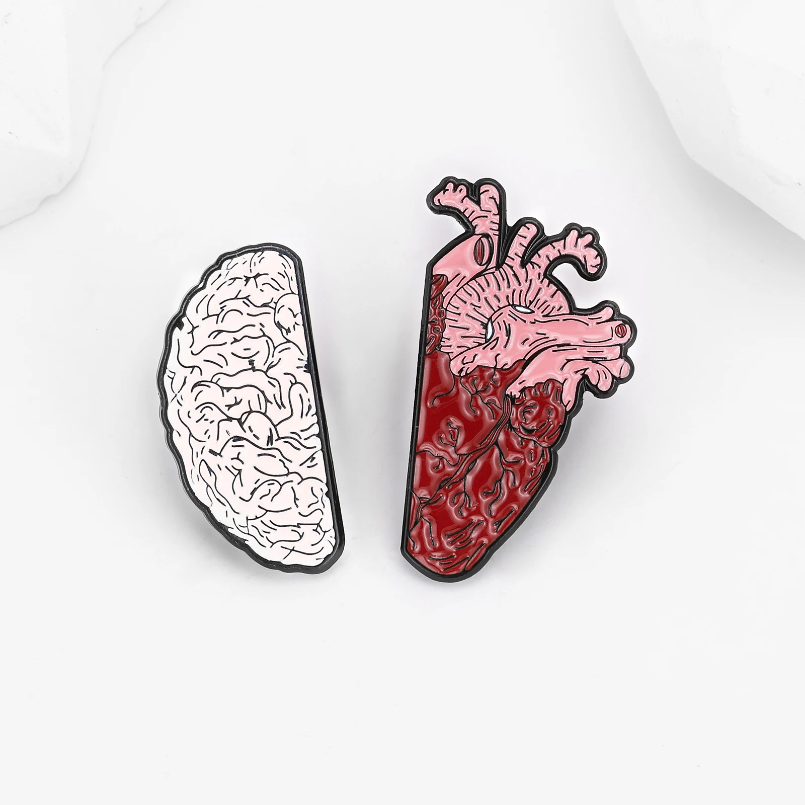 Hanreshe Classic Brain and Heart Pin Medical Anatomy Brooch Brooch Backpack Lapel Badges for Doctor Nurse Medicine Student