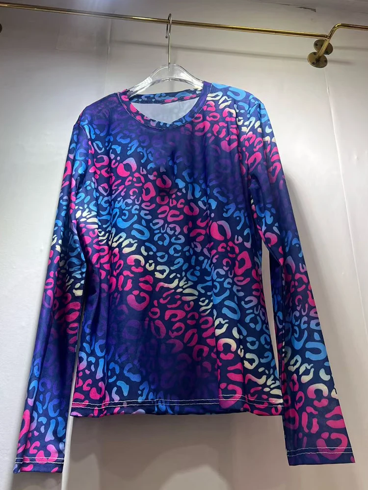 

A stylish and versatile loose knitted pullover with retro geometric printed mesh T-shirts for the 2025 autumn women's collection