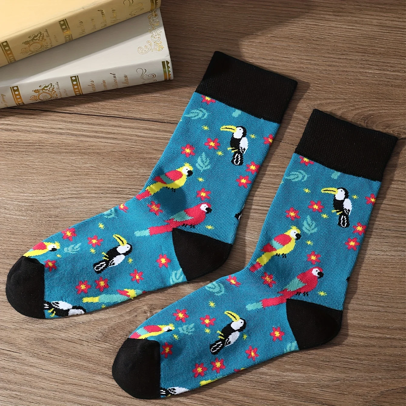 A pair of blue parrot print patterns Personal style Tide socks suitable for Christmas Valentine\'s Day gifts on Halloween