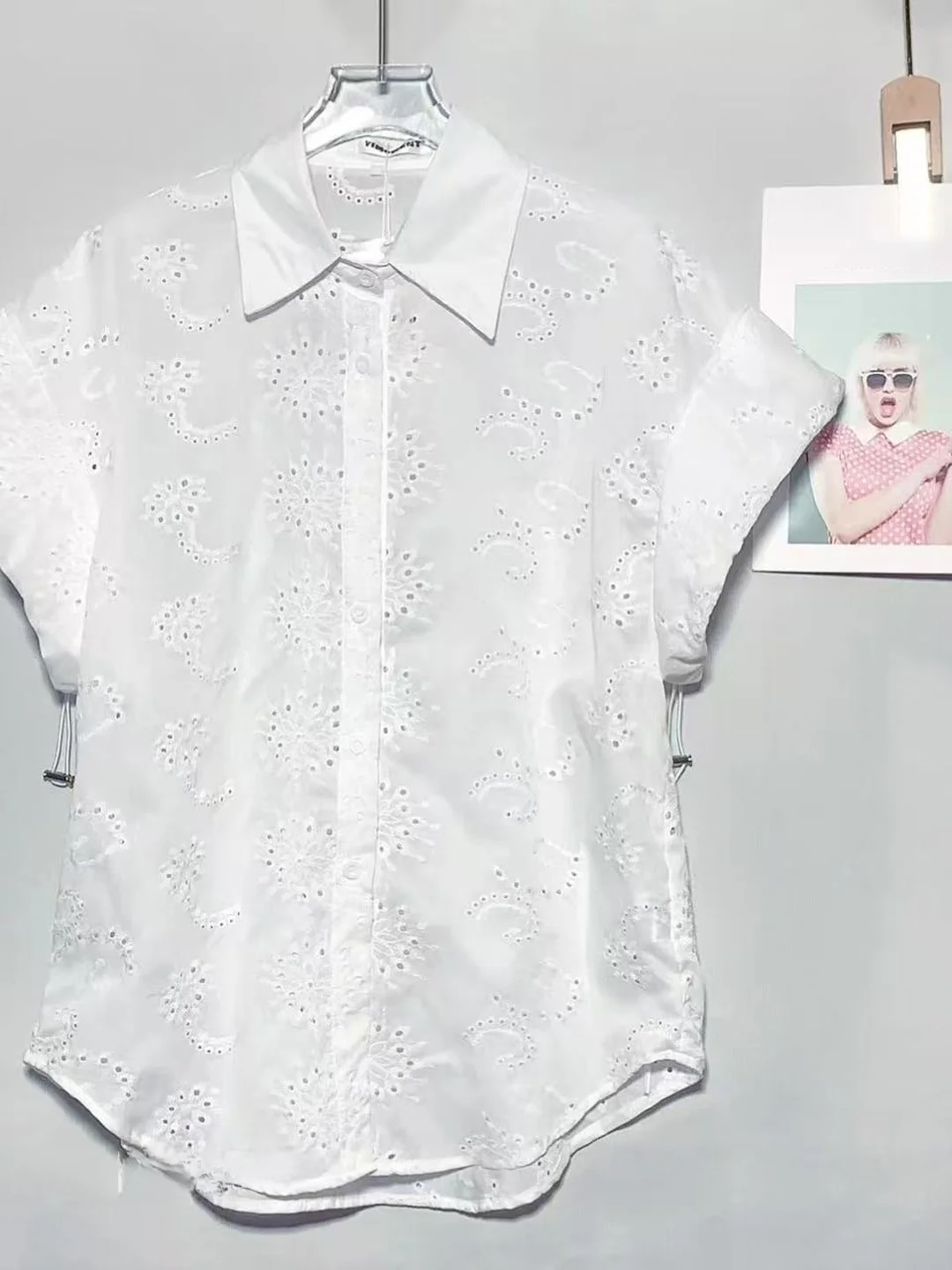 

Женский топ Ele White irt Summer 2025 Design Slim Fit ort Sve No Sve, корейский топ со свободными пуговицами и вырезами