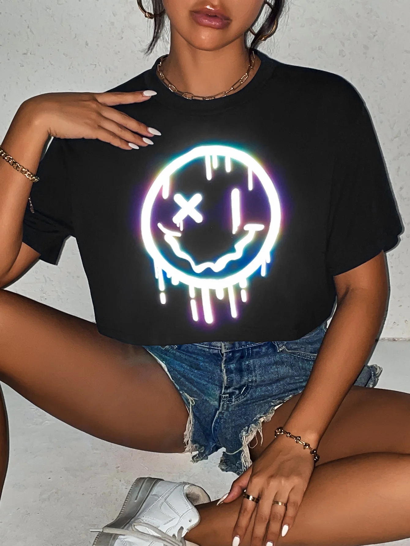 تي شيرت أسود كاجوال بأكمام قصيرة مع نمط وجه مبتسم شيطان صغير لطيف ورقبة محصول