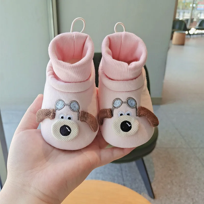 Conforto sapato de bebê solas macias anti deslizamento sapatos da menina do bebê anti deslizamento versátil caminhantes dos desenhos animados na moda menino sapato bonito meias do bebê sapatos