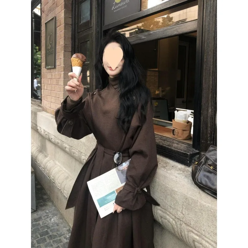 패션 하이 스트리트 롱 헵번 스타일 롱 코트 가을 겨울 레트로 분위기 레이스업 허리 브라운 트렌치 코트 여성용