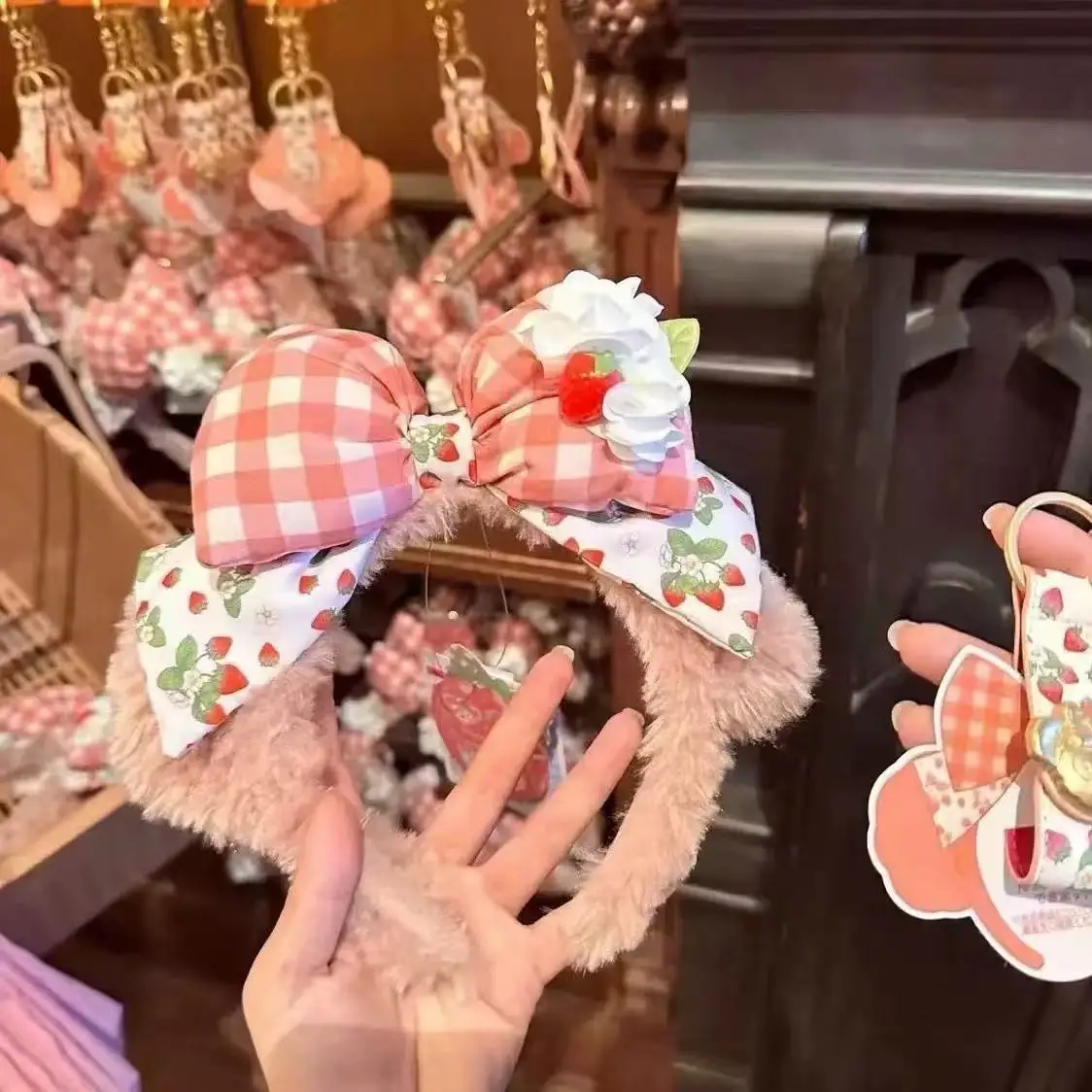 

The new Christmas bear set comes with a bow hairband, a fashionable holiday hair accessory, and a cute hairband.