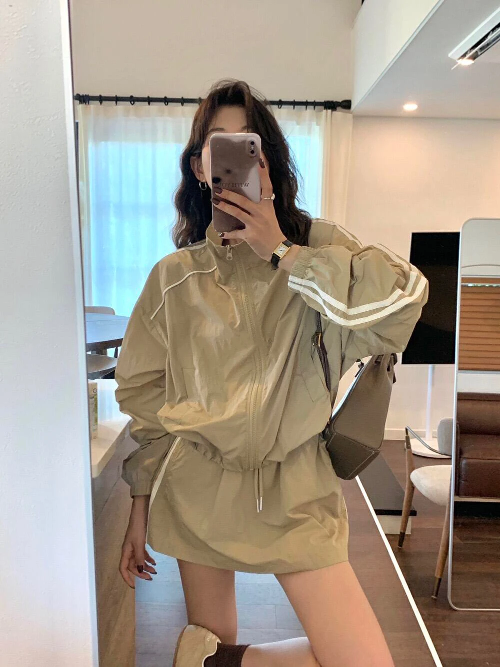 

Летний модный спортивный женский комплект: топ и юбка в полоску, защита от солнца, костюм-двойка, застежка-молния, длинный рукав, полиэстер