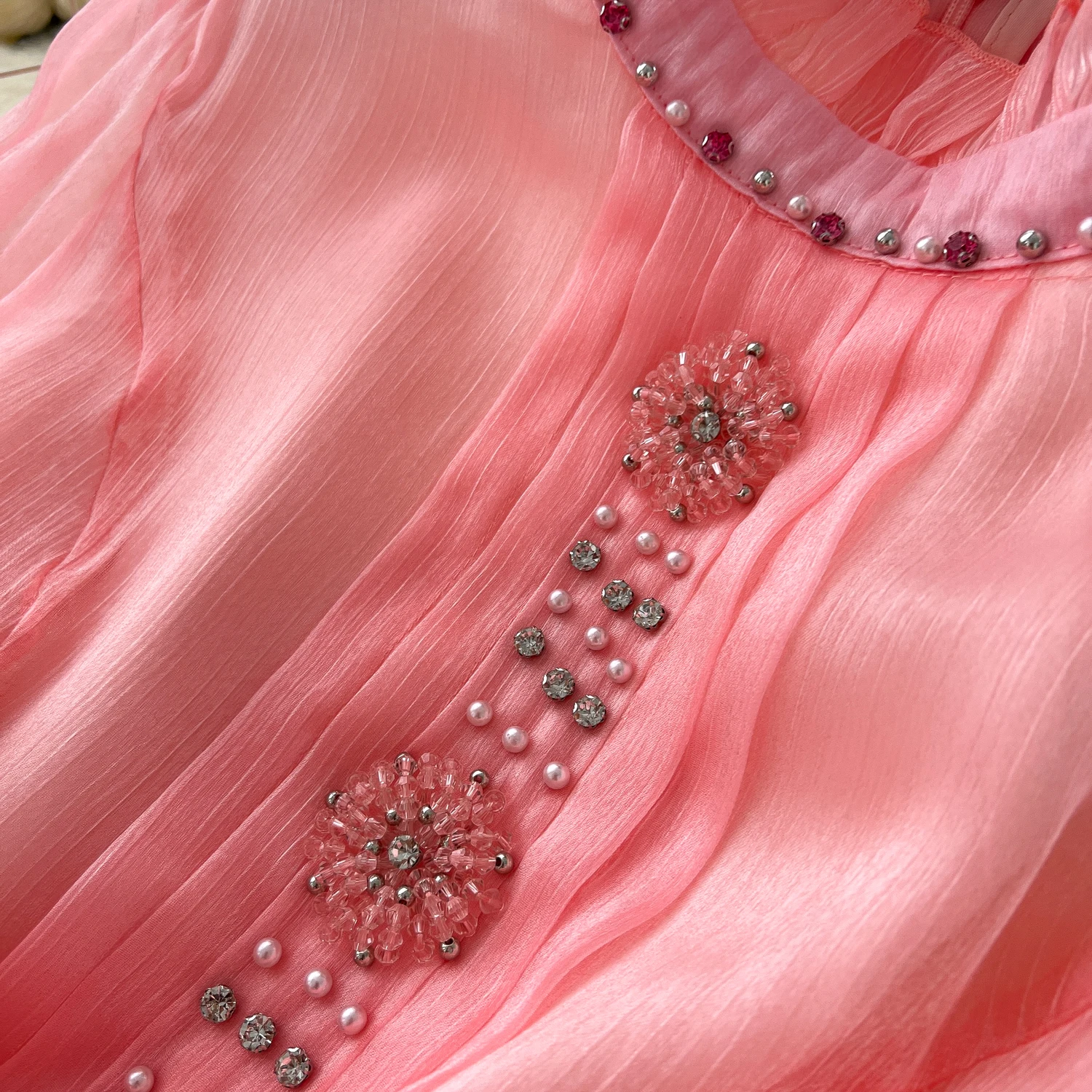 Elegancka, seksowna sukienka letnia damska w stylu boho z siateczki, zdobiona dżetami, z bufiastymi rękawami typu lampion, marszczona, w kształcie litery A, luźna, odzież damska.