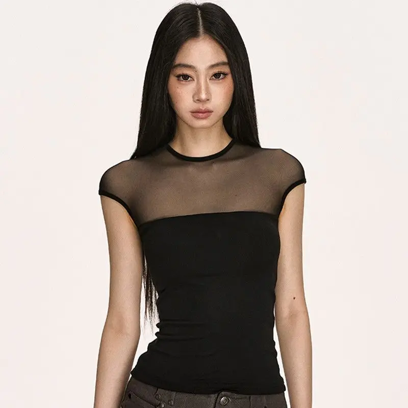 

Женский черный топ с короткими рукавами, прозрачной сетчатой вставкой и круглым вырезом, облегающий силуэт