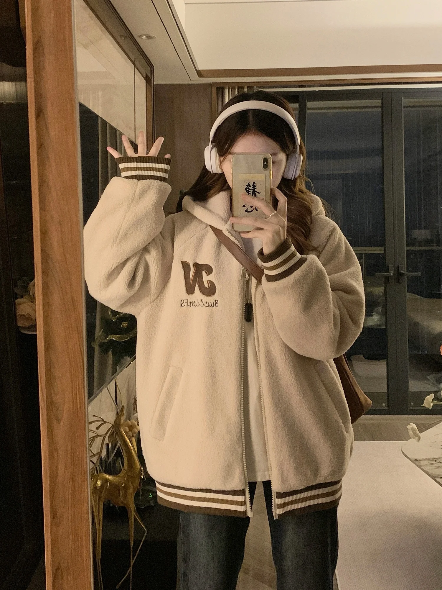 

Женская зимняя бейсбольная куртка-анорак темно-синего цвета с вышивкой, элегантная, с полыми заклепками, со спущенным плечом, водонепроницаемая, декорированная, в стиле бэтвинг, спортивная одежда