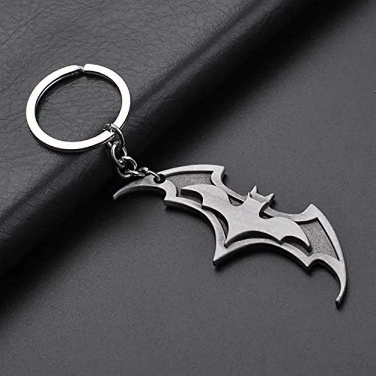 3 types Batman anime keychain creative keychain high-end car couple keychain TOYS Gift car accessories