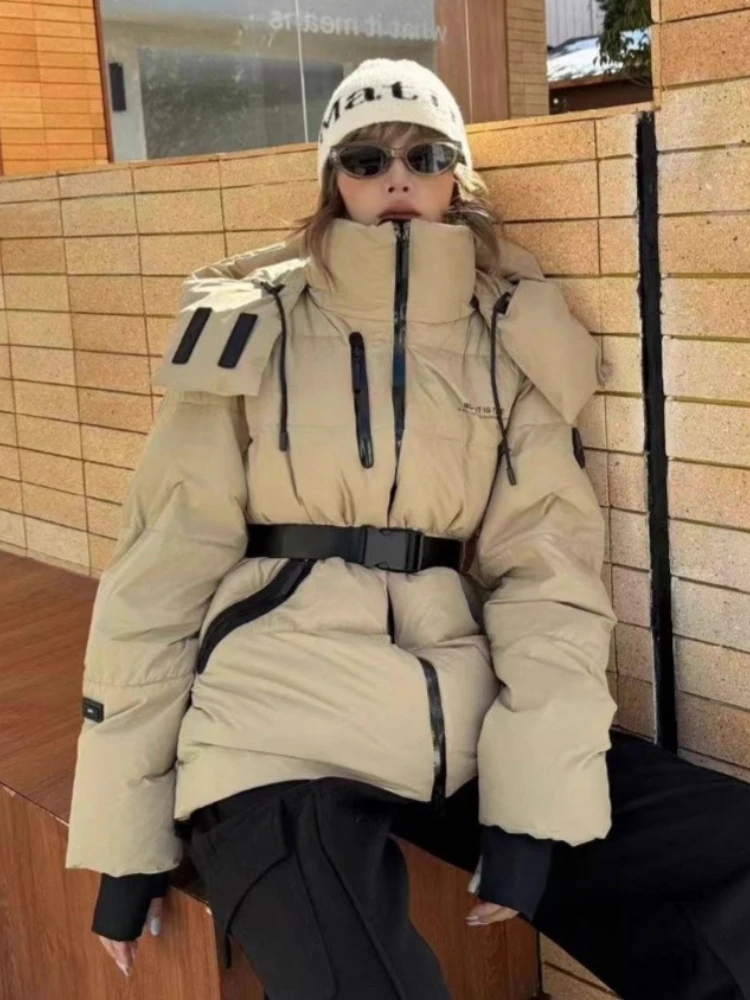 เสื้อแจ็คเก็ตดาวน์แบบใหม่สำหรับฤดูหนาวปี 2025 เสื้อพาร์กาสั้นมีฮู้ดสำหรับผู้หญิง เสื้อผ้าแฟชั่นหนา อุ่น บุด้วยขนเป็ดขาว 90% เสื้อโค้ทพัฟเฟอร์สำหรับใส่เป็นเสื้อนอก