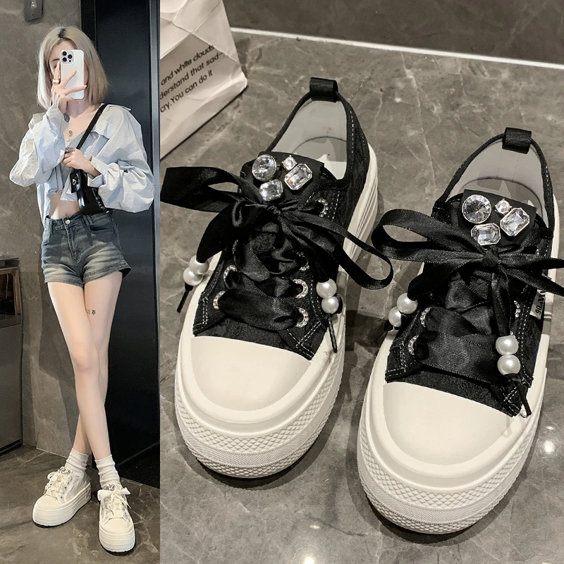 New Chinese style women\'s shoes for the summer of featuring embroidered prints, rhinestone ribbons, and breathable thick soles