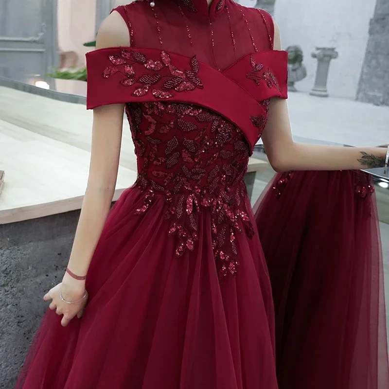 それは Yiiya カスタマイズされたイブニングドレスワインレッドビーズハイネック半袖 A ラインフロアレングスプラスサイズの女性フォーマルパーティードレス
