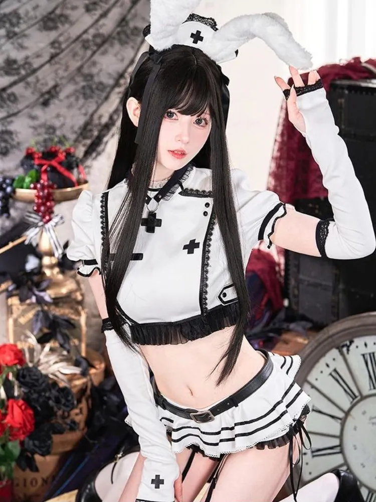 ナース×バニーの遊び心:レースとフリルのクロップトップ+ガータースカート