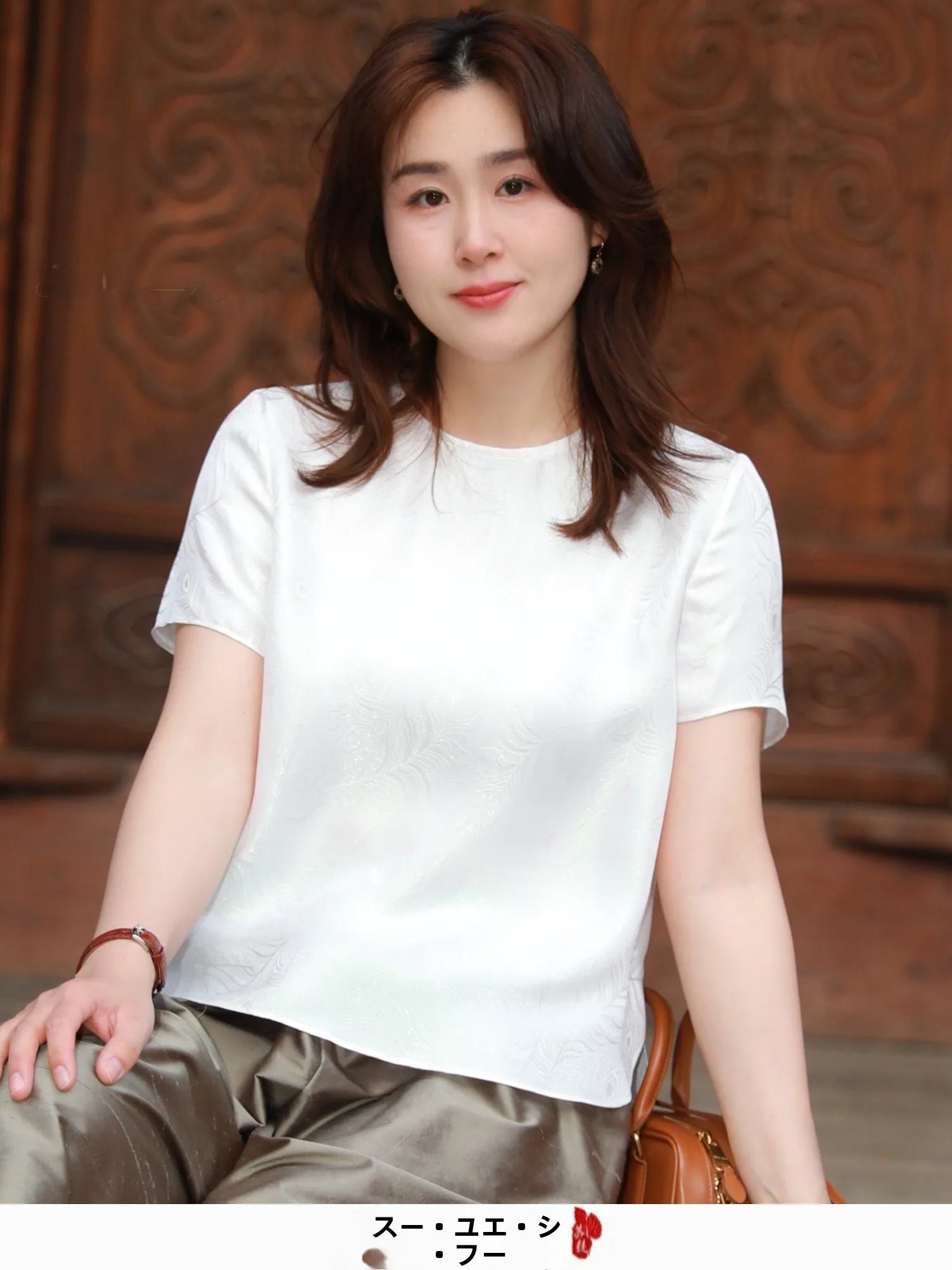 

Шелковая футболка с коротким рукавом, белая, с вышивкой, весна-лето, для молодых женщин, оригинальный дизайн, круглый вырез, стандартная длина