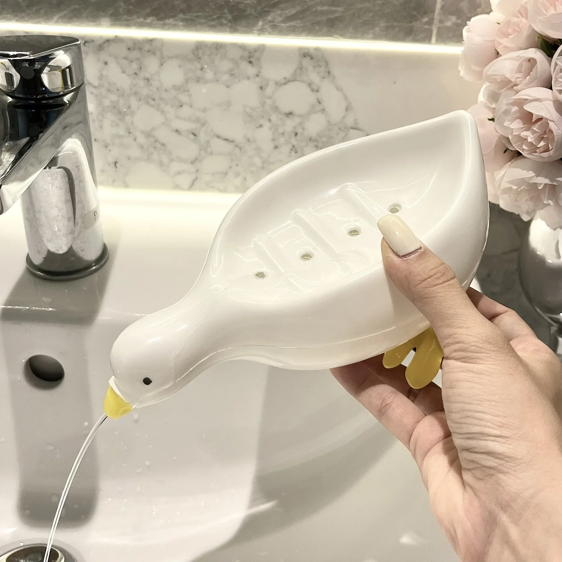 Soap Box Duck Shape Cartoon Dish Drainable Soap Holder Container Soap Dish for Tray Bathroom Accessories