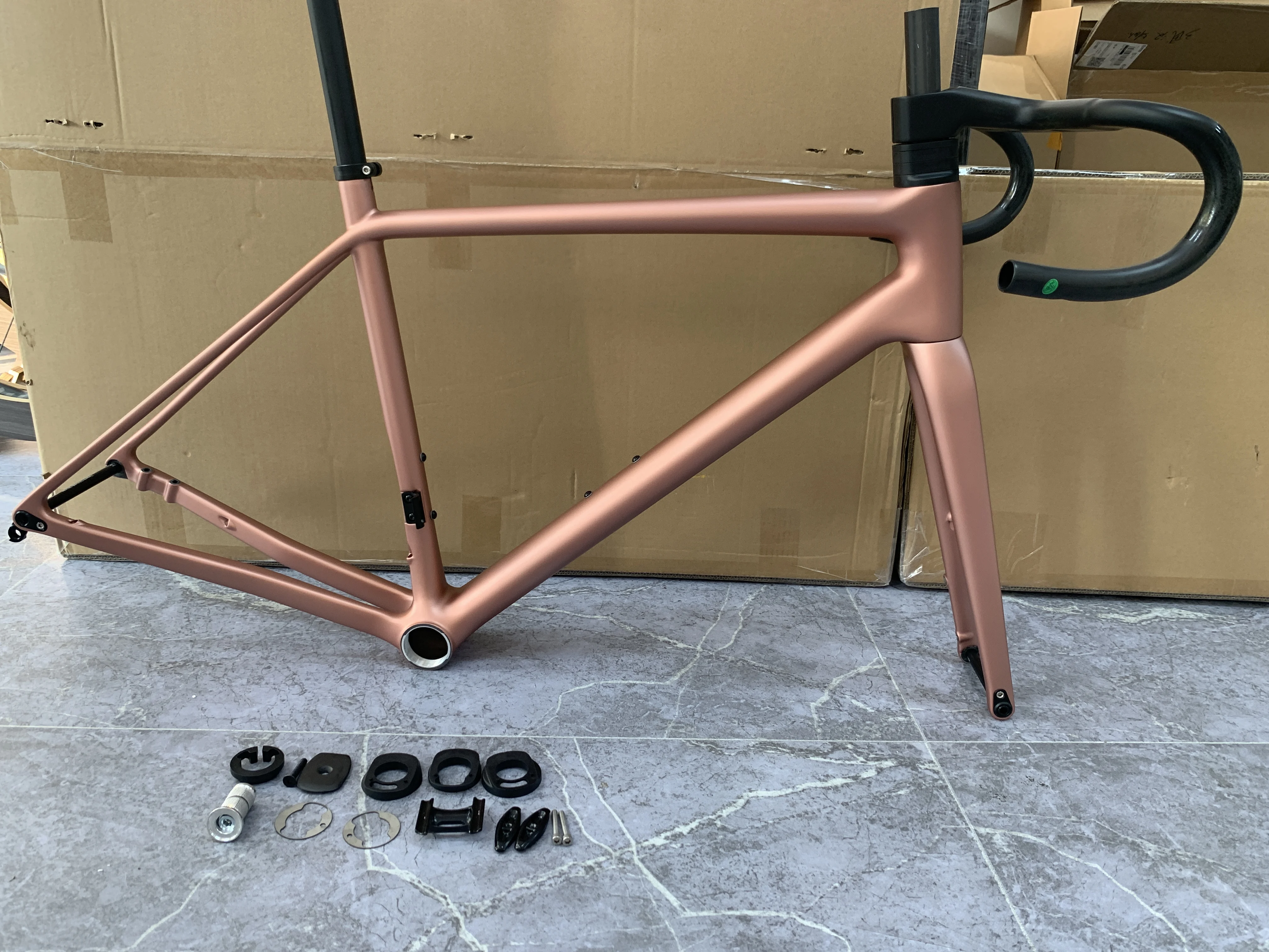 

NEW 700C Carbon Fiber Highway road Frame TEAM Edition Ultra Light 650g High Modulus Carbon Fiber Disc Brake Frame with handlebar