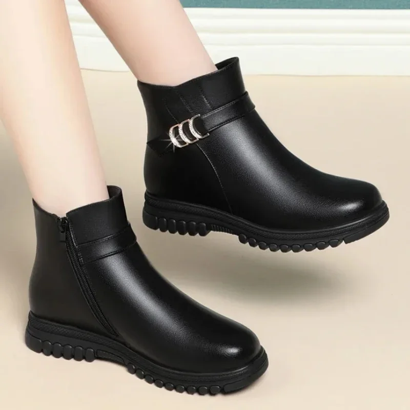 

3cm Comfortable Thick Bottom Soft Leather Shoes Platform Boots Winter 2024 Flat Heels Short Plush Snow Ankle Boots for Mom