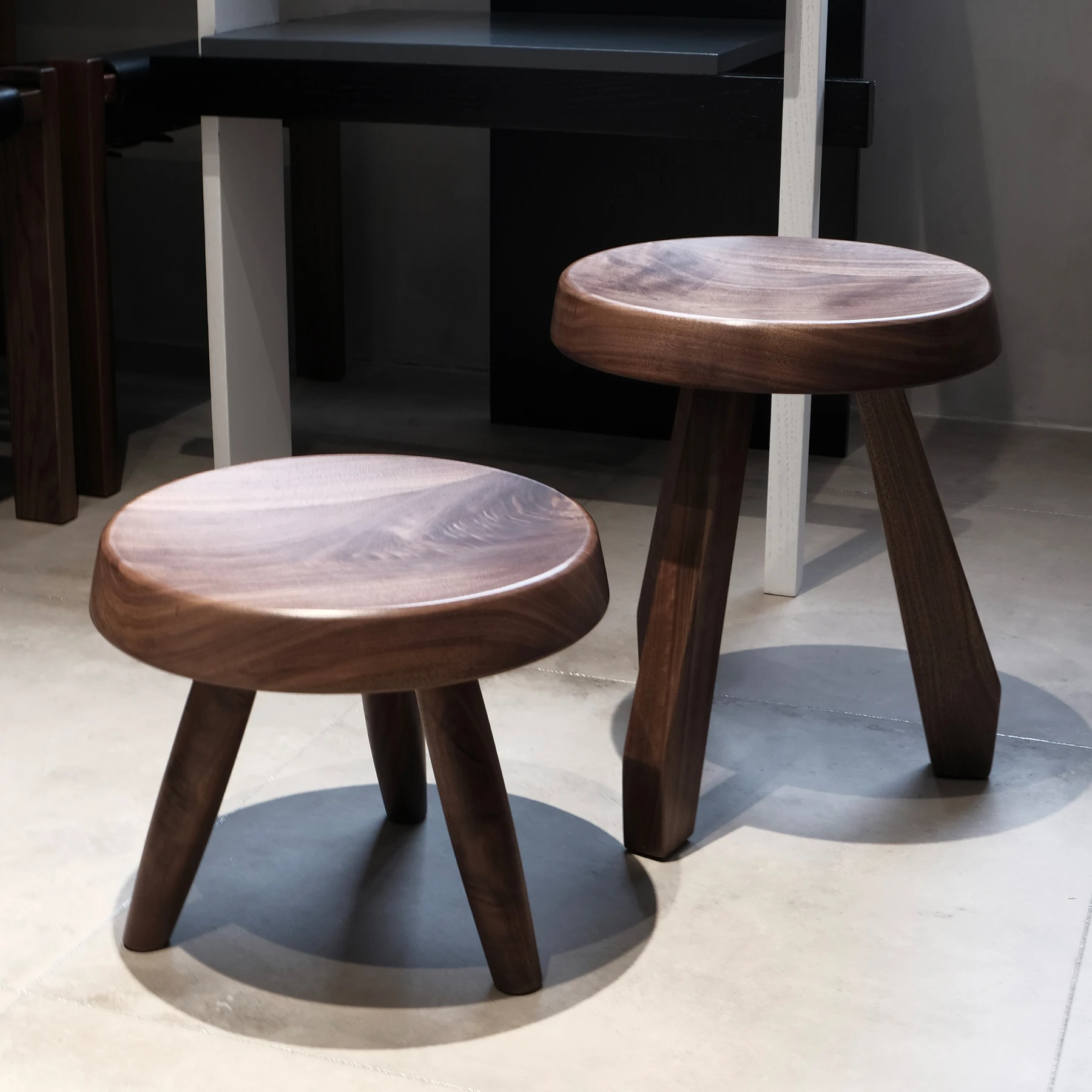 Table basse tabouret bas Charlotte, tabouret bas en bois massif, noyer, table d'appoint