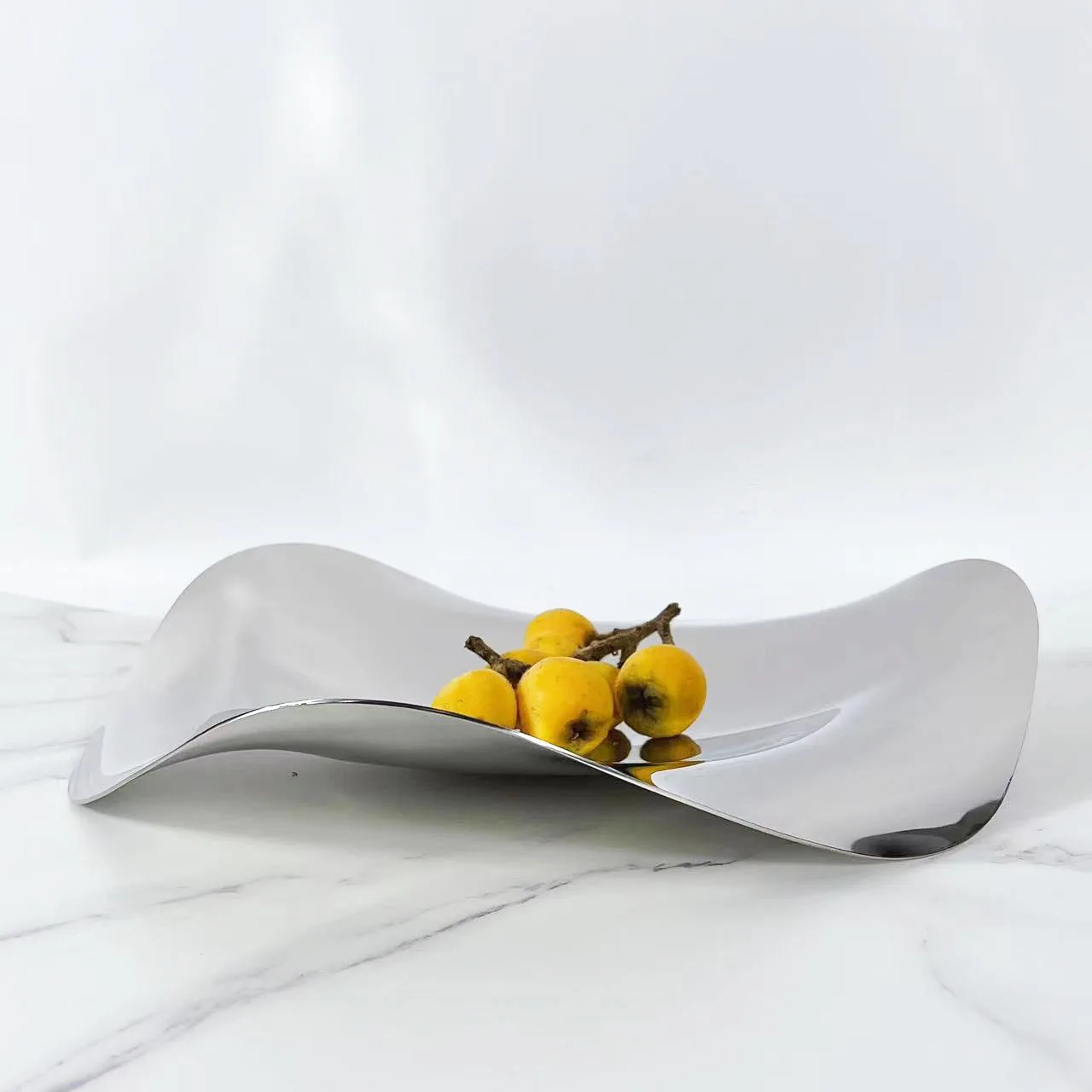 Simple European silver metal irregular streamline fruit tray ornaments kitchen restaurant model room storage tray