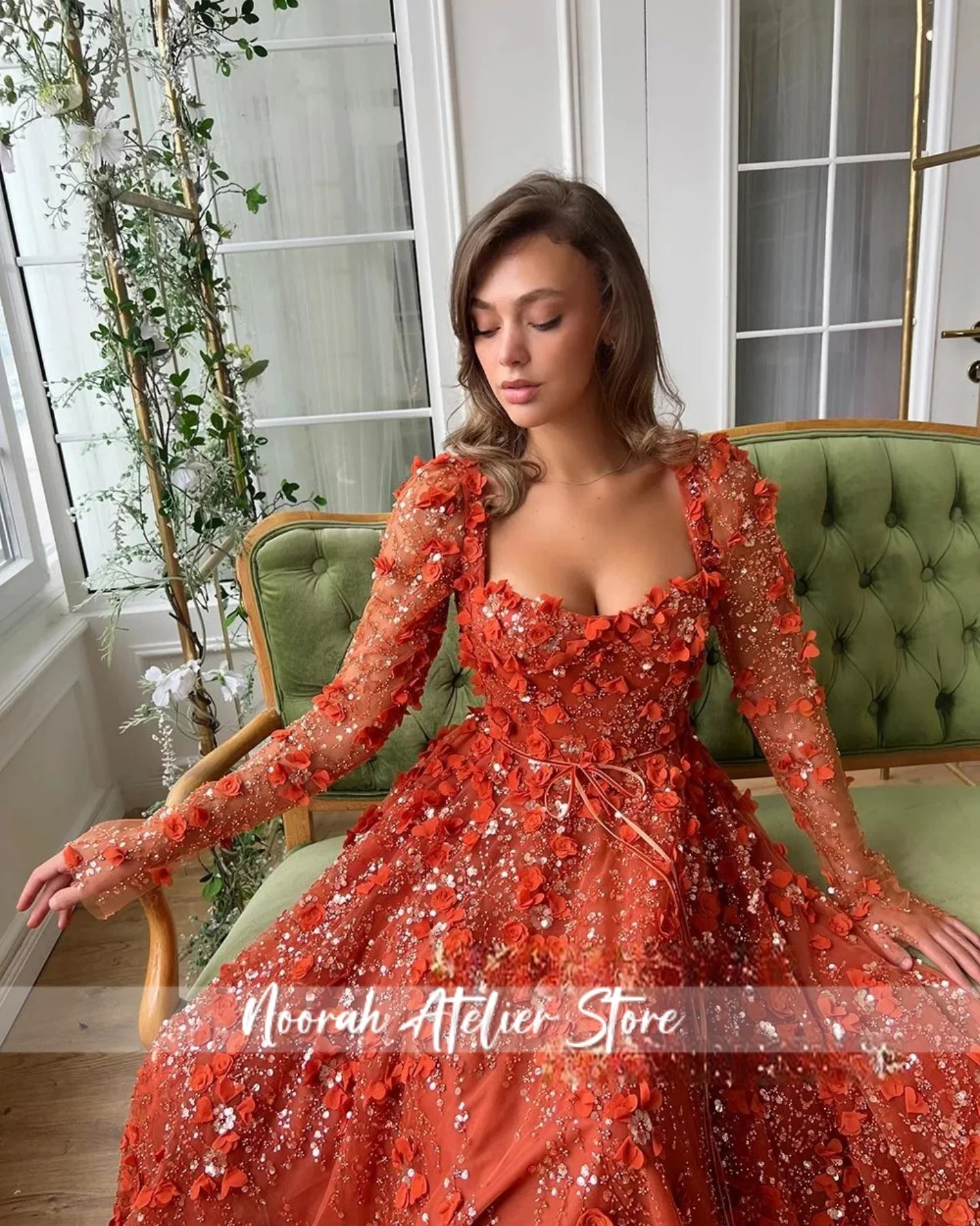 فساتين سهرة فاخرة جديدة ذات ياقة مربعة مزينة باللون الأحمر 2025 للنساء في دبي بأكمام طويلة فستان حفلات المشاهير حسب الطلب