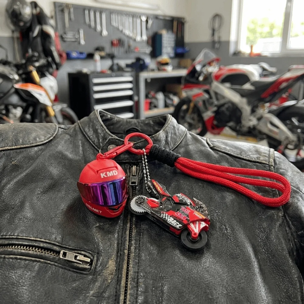 Kreativer Motorradhelm-Schlüsselanhänger, Karabiner-Clip aus Legierung, Mini-Schlüsselanhänger im Biker-Stil, geflochtenes Schlüsselband, Renn-Schlüsselanhänger, Schlüsselhalter – Detail 7