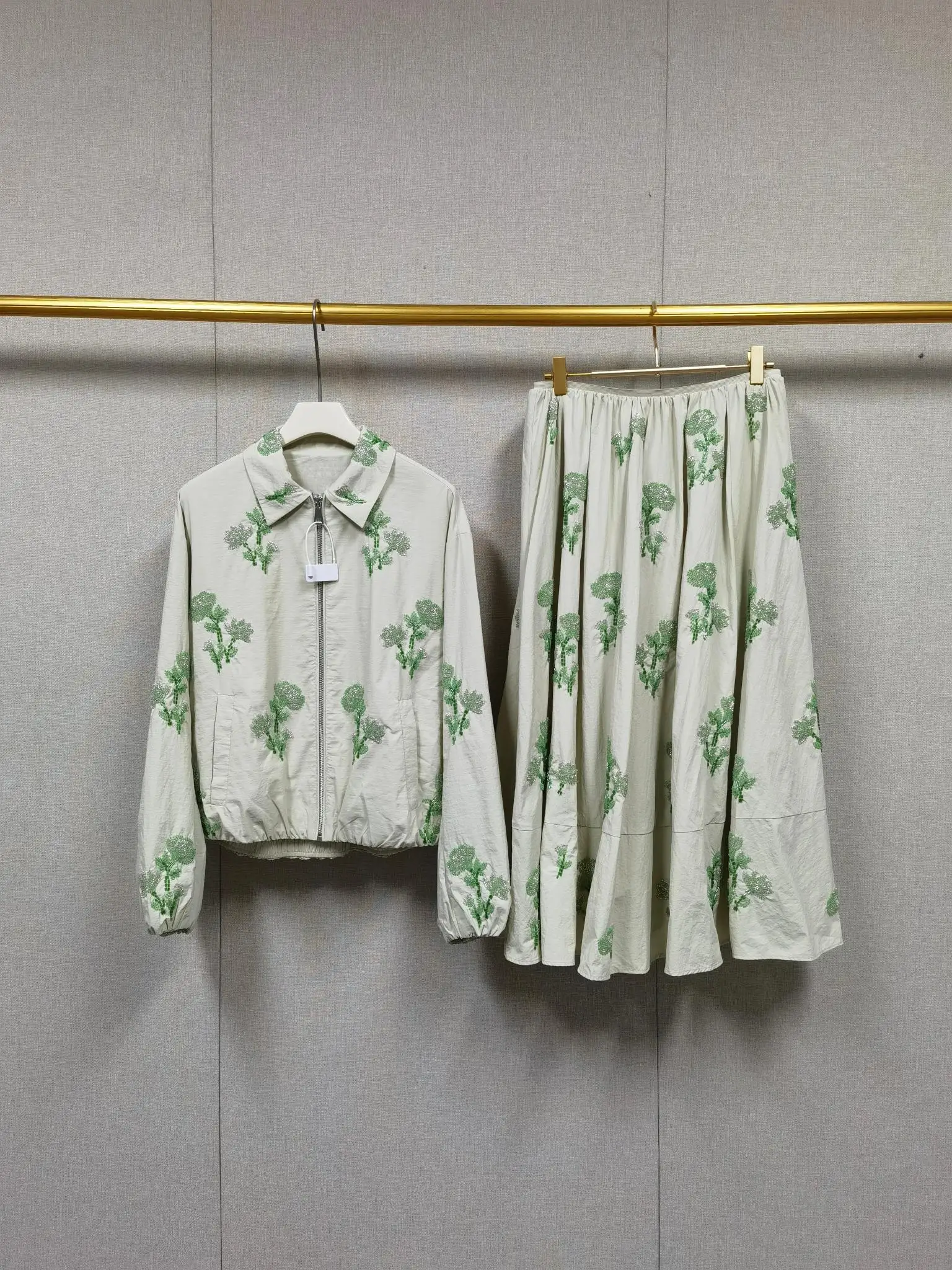 

Green Heavy Beaded Women Loose Set Spring/Summer Turn-down Collar Long Sleeve Zipper Coat + Elastic Waist Pleated Midi Skirt