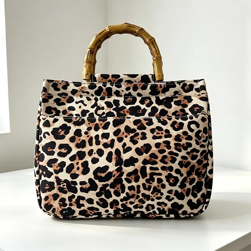 Retro-Tasche für Damen mit Leopardenmuster und Griff aus Kunstbambus. Beige Handtasche mit schwarzem und braunem Leopardenmuster für Damen – Detail 9