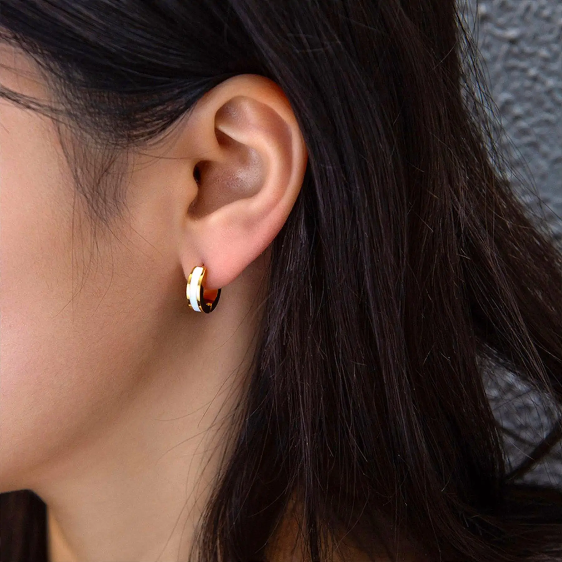 CARLIDANA Premium Ins Style 18K pozłacane kolczyki Mini Hoop nieblaknące kolczyki emaliowane ze stali nierdzewnej dla pań kobiet — zdjęcie 5