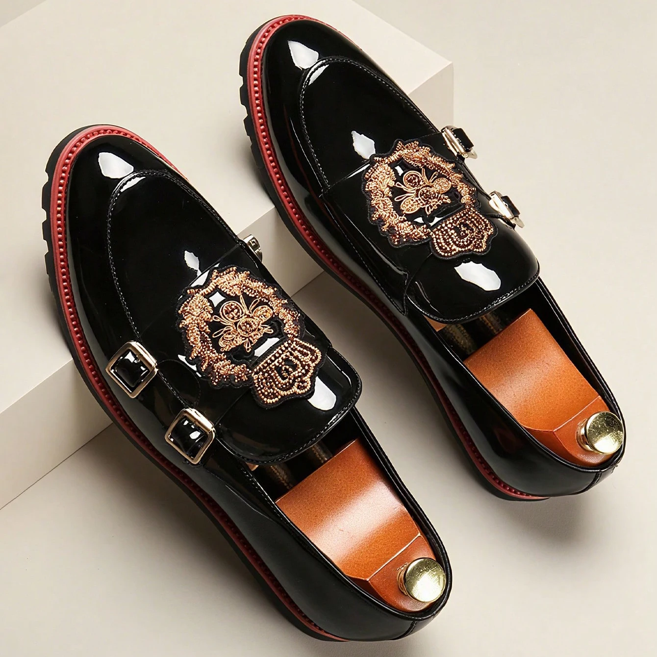 

Retro Designer Social Business Dress Leather Shoes Men's Slip On Loafers Fashion Double Buckle Bee Crown Embroidery Office Shoes